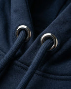 Detailaufnahme der hochwertigen Kordeln mit Metallenden am "No Problama" Hoodie in French Navy.