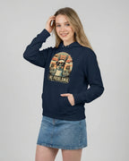 Lässiger Kapuzenpullover für Damen: Der "No Problama" Hoodie in French Navy, Frontansicht am Model.