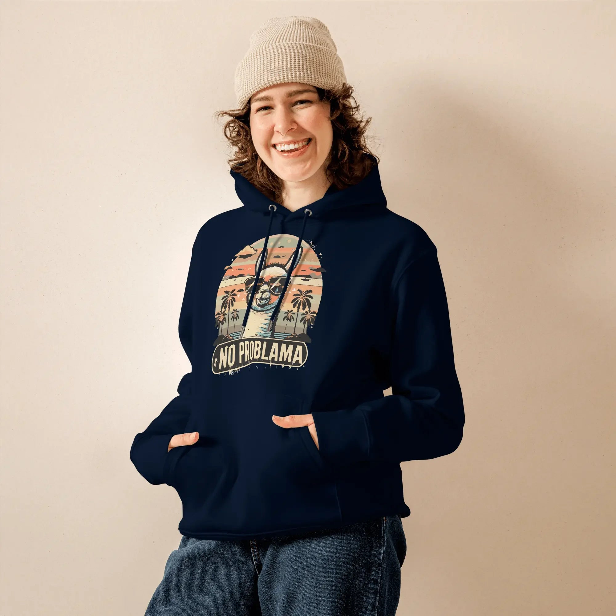 Frau trägt den lustigen Lama Hoodie No Problama in French Navy.