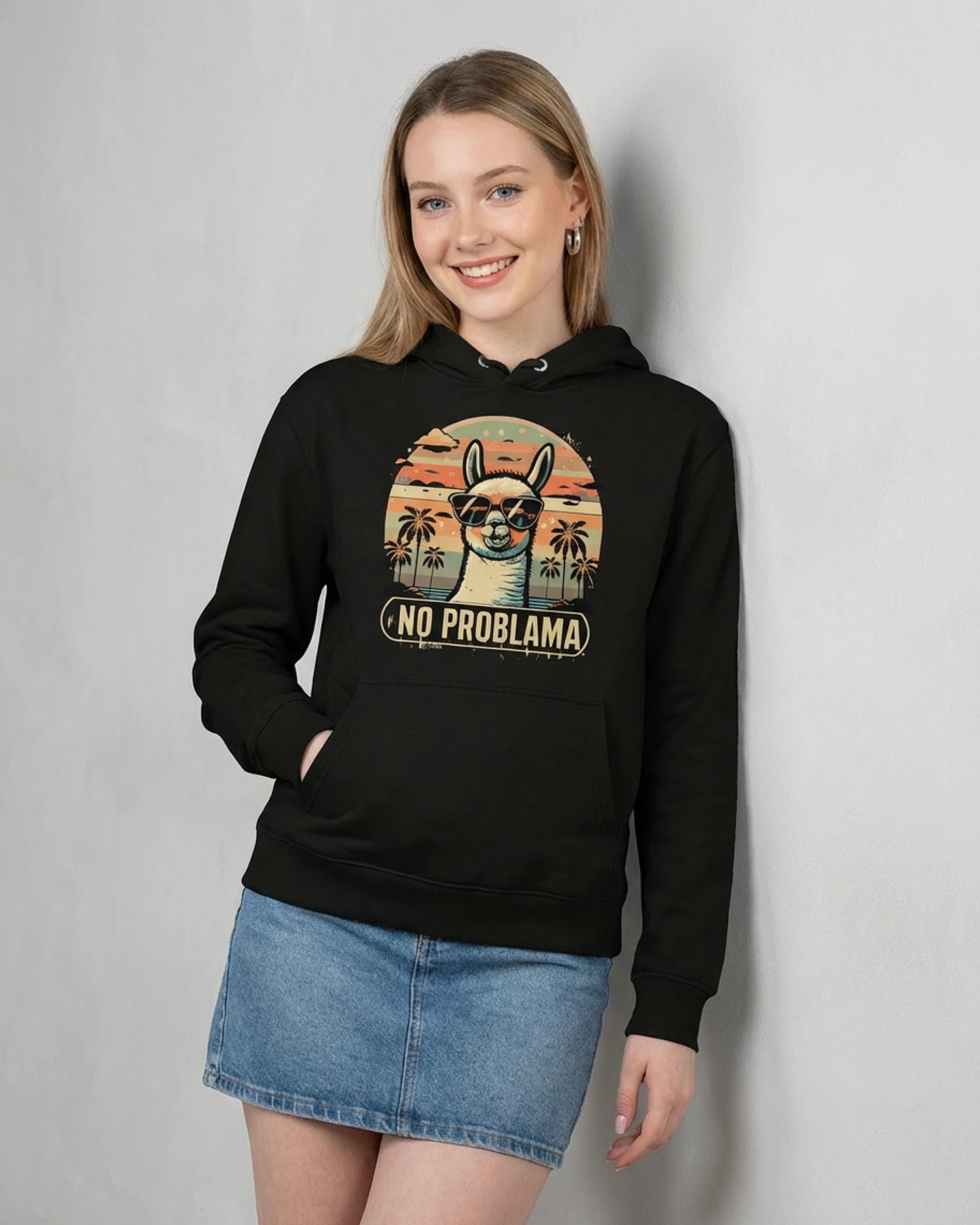 Lässiger Kapuzenpullover für Damen: Der "No Problama" Hoodie in Schwarz, Frontansicht am Model.