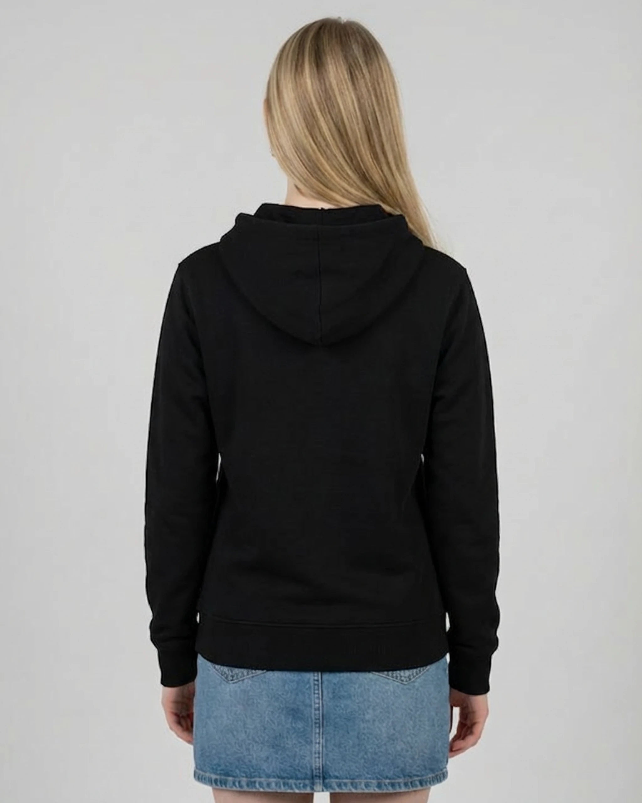 Rückansicht des "No Problama" Hoodies für Damen in Schwarz, zeigt den cleanen Rücken und die Passform.