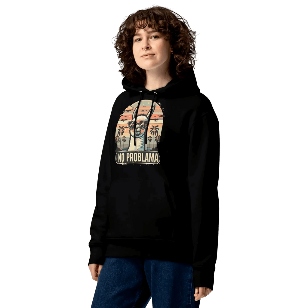 Nahaufnahme des No Problama Hoodies in Schwarz an einem weiblichen Model.