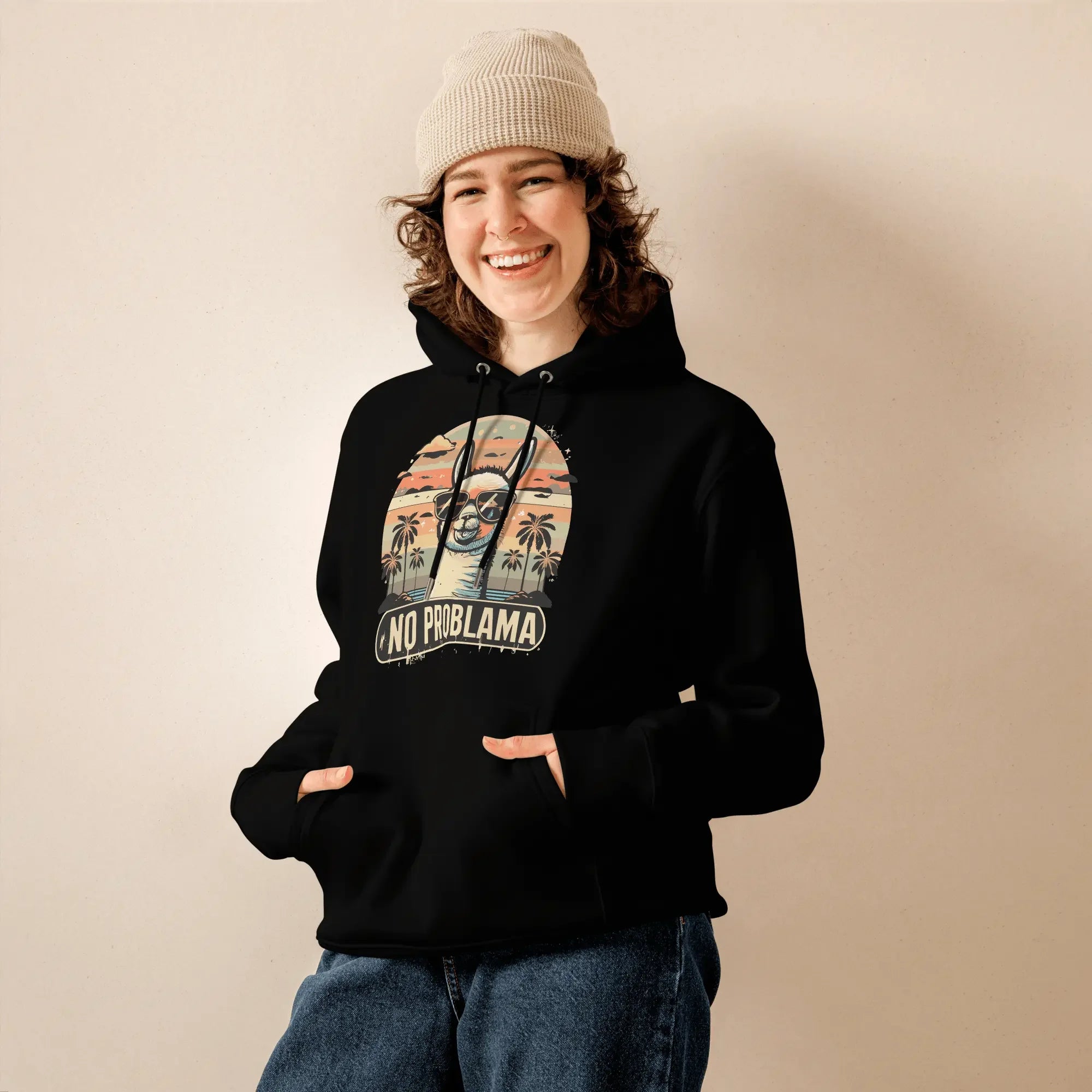 Frau trägt den lustigen Lama Hoodie No Problama in Schwarz.