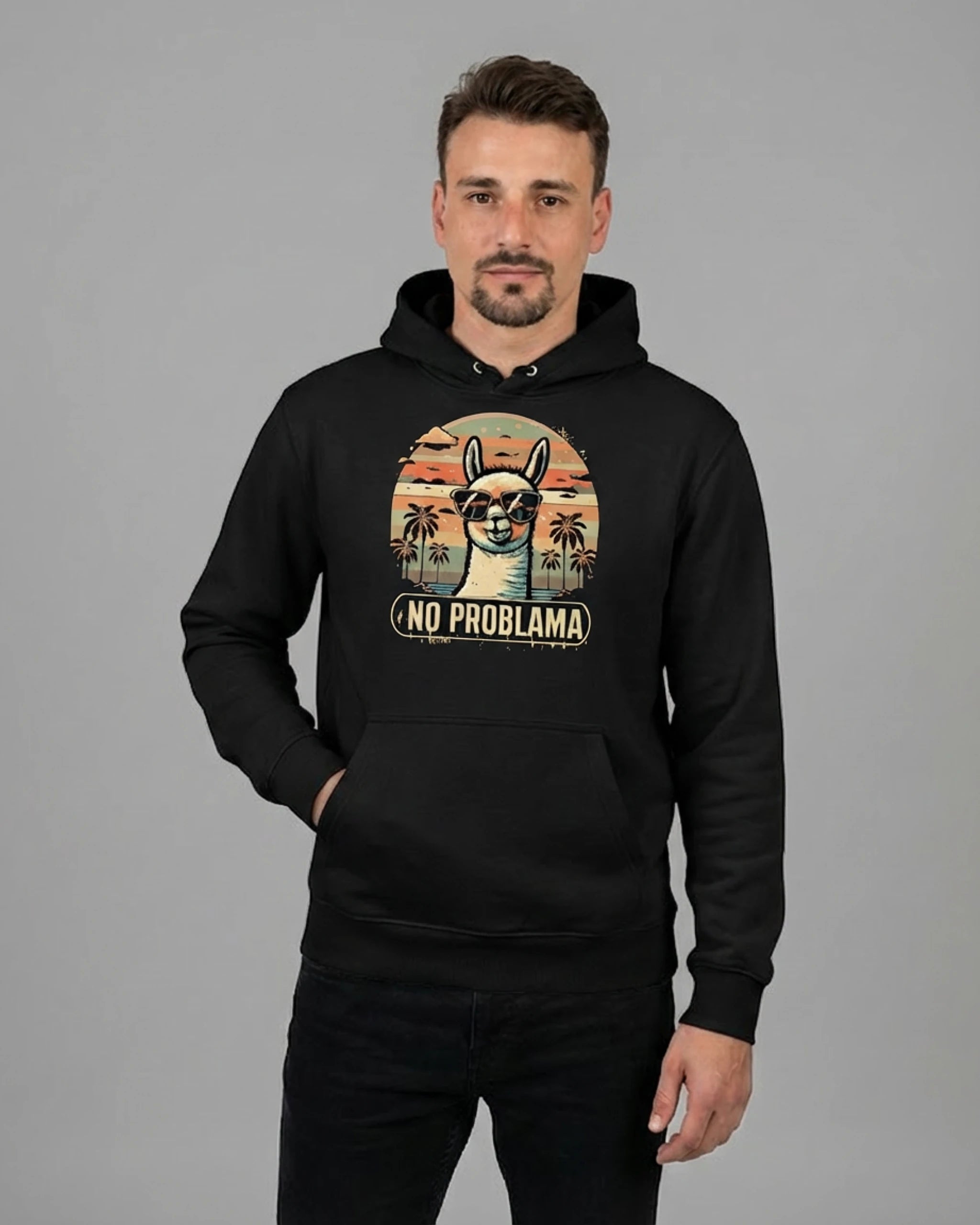 Cooler Hoodie mit Spruch für Herren: Der "No Problama" Kapuzenpullover in Schwarz, Frontansicht am Model.