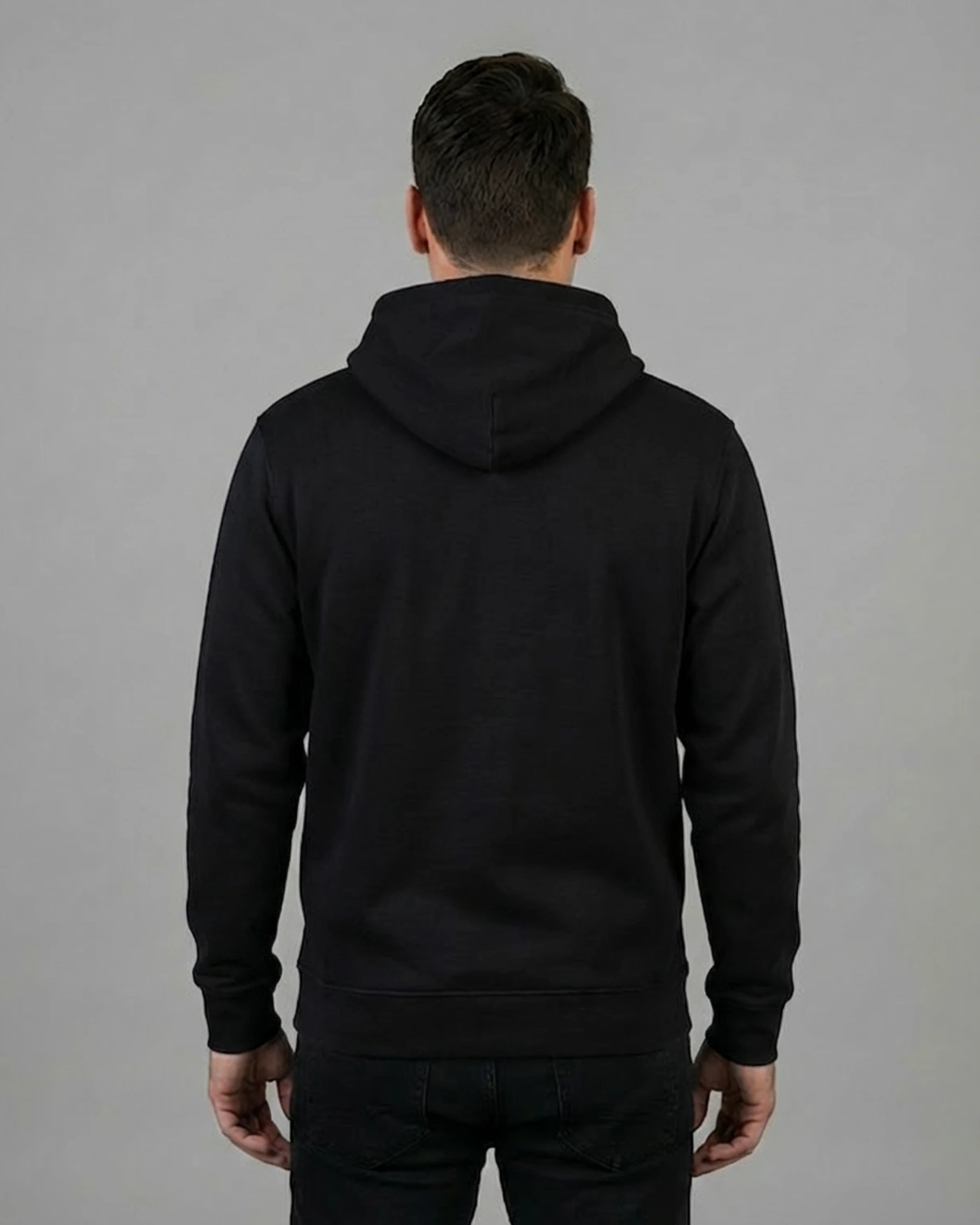 Rückansicht des "No Problama" Hoodies für Herren in Schwarz aus nachhaltiger Bio-Baumwolle.