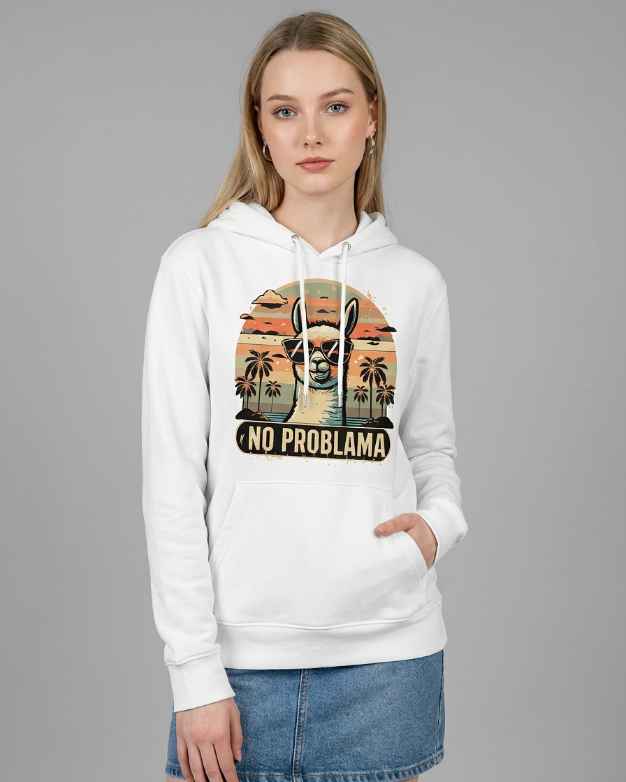 Lässiger Kapuzenpullover für Damen: Der "No Problama" Hoodie in Weiss, Frontansicht am Model.