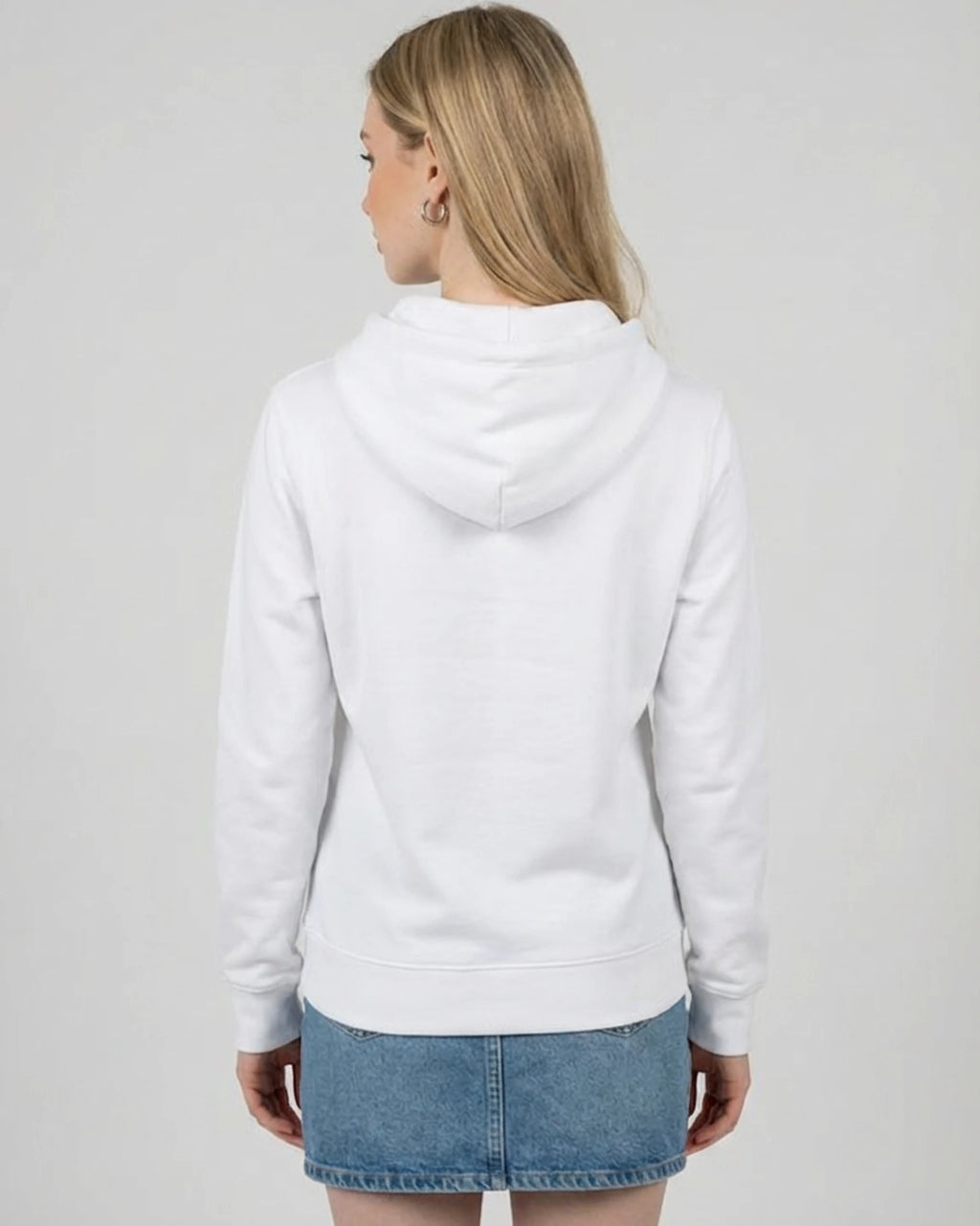 Rückansicht des "No Problama" Hoodies für Damen in Weiss, zeigt den cleanen Rücken und die Passform.