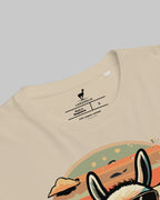 Nahaufnahme des Nackenlabels und der Stoffstruktur des "No Problama" T-Shirts in Desert Dust.