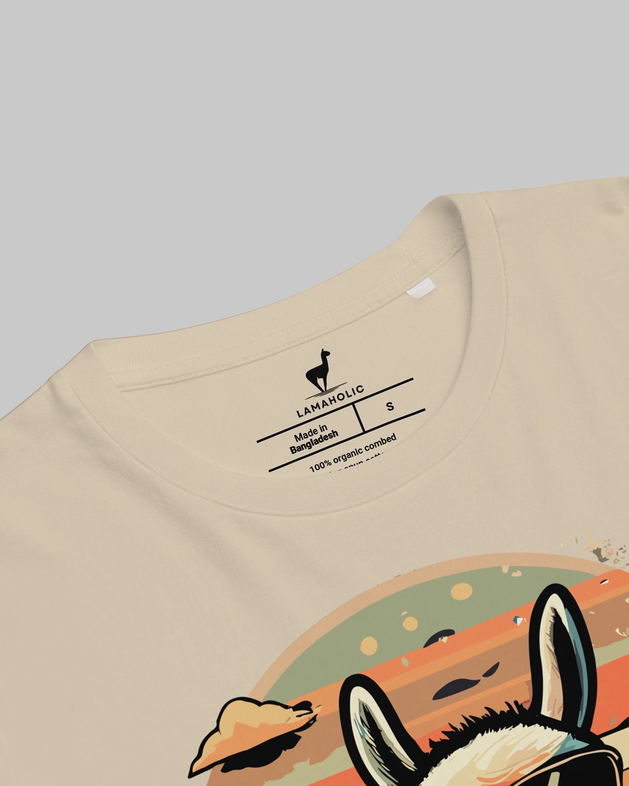 Nahaufnahme des Nackenlabels und der Stoffstruktur des "No Problama" T-Shirts in Desert Dust.