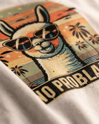 Detailaufnahme des "No Problama" Lama-Drucks auf dem T-Shirt in Desert Dust.