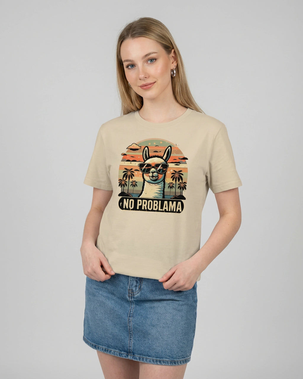 Lässiges Fun-Shirt für Damen: Das "No Problama" T-Shirt in Desert Dust, Frontansicht am Model.