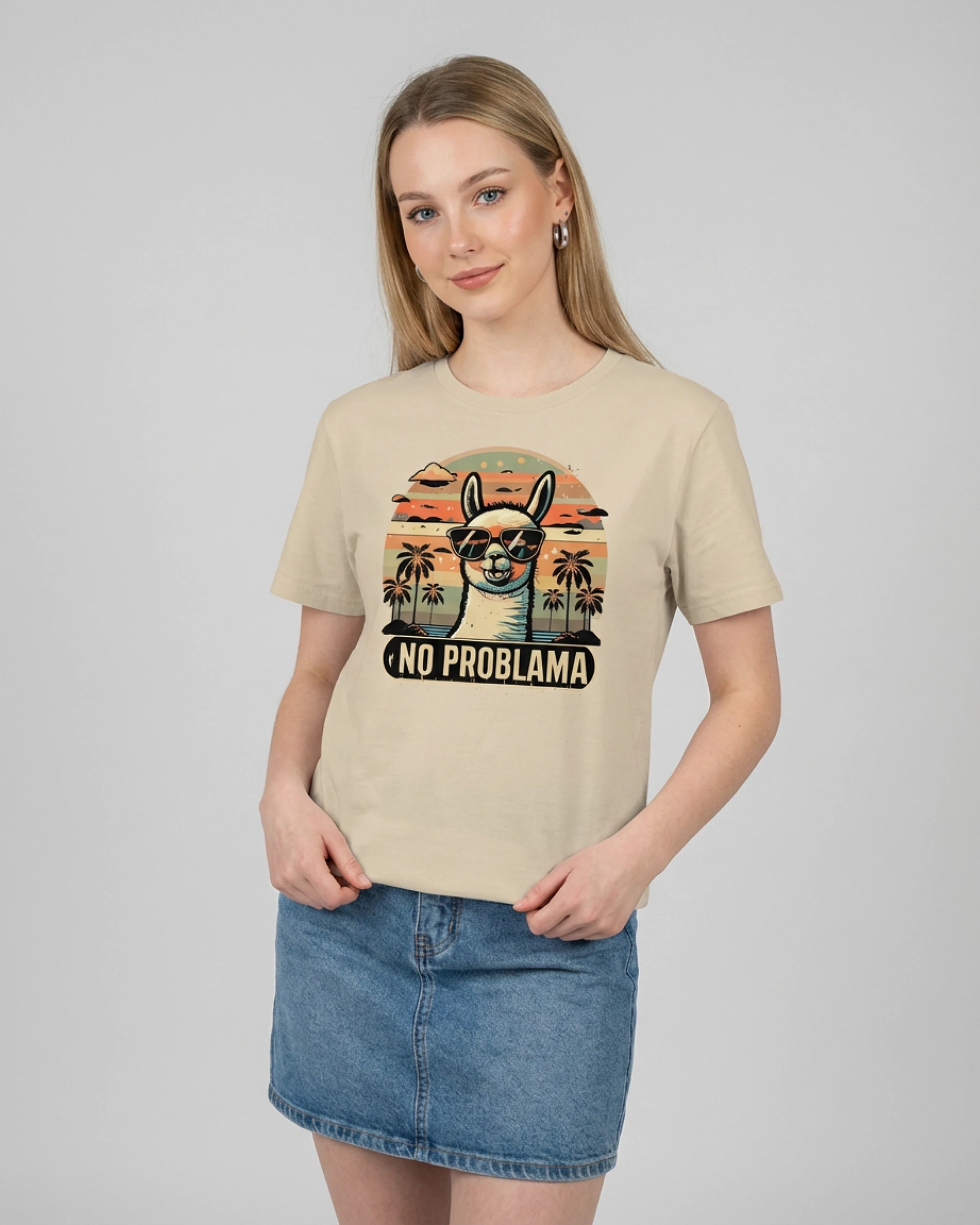 Lässiges Fun-Shirt für Damen: Das "No Problama" T-Shirt in Desert Dust, Frontansicht am Model.