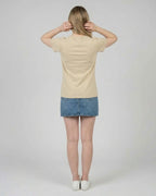 Rückansicht des "No Problama" T-Shirts für Damen in Desert Dust, zeigt den cleanen Rücken und die Passform.