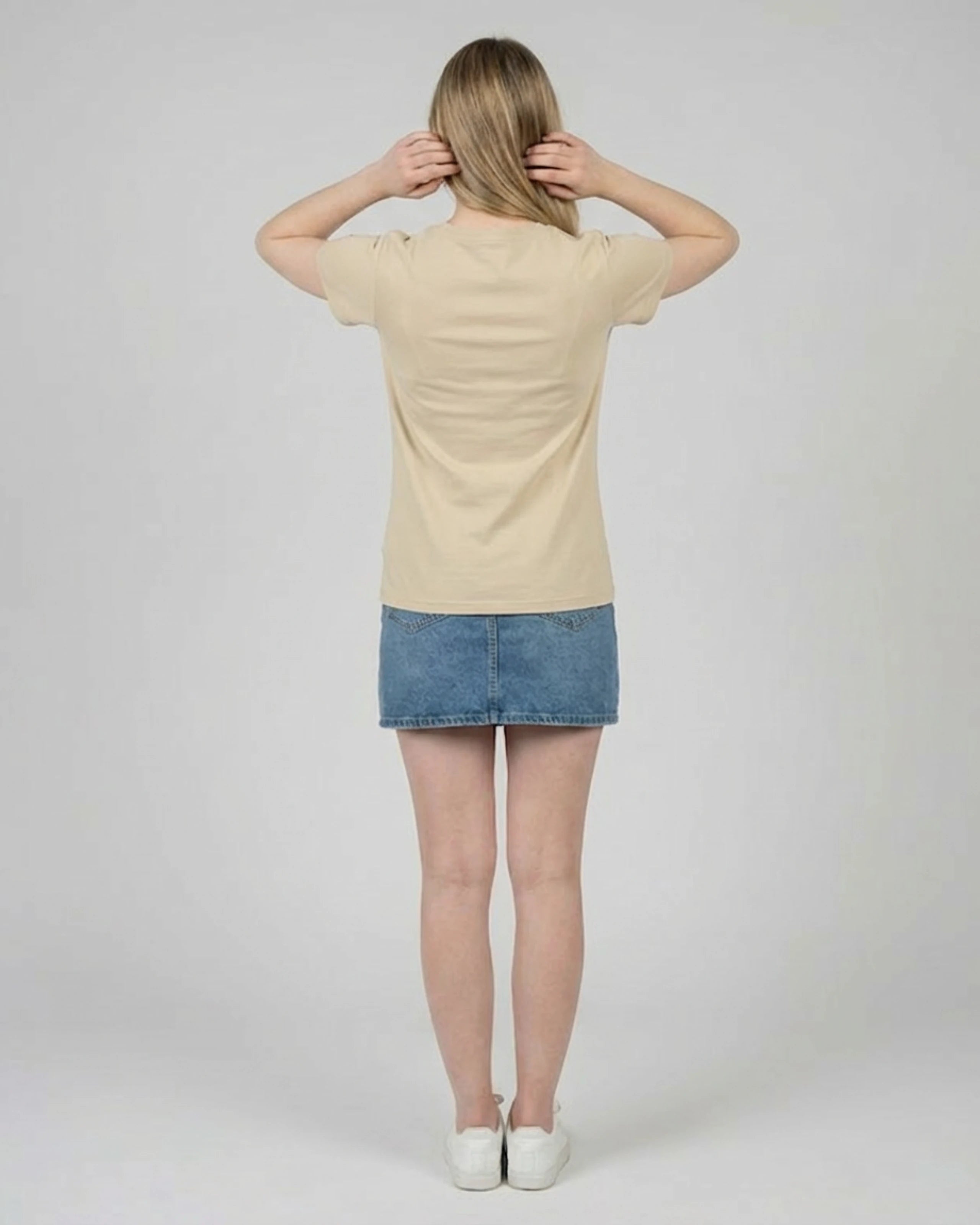 Rückansicht des "No Problama" T-Shirts für Damen in Desert Dust, zeigt den cleanen Rücken und die Passform.