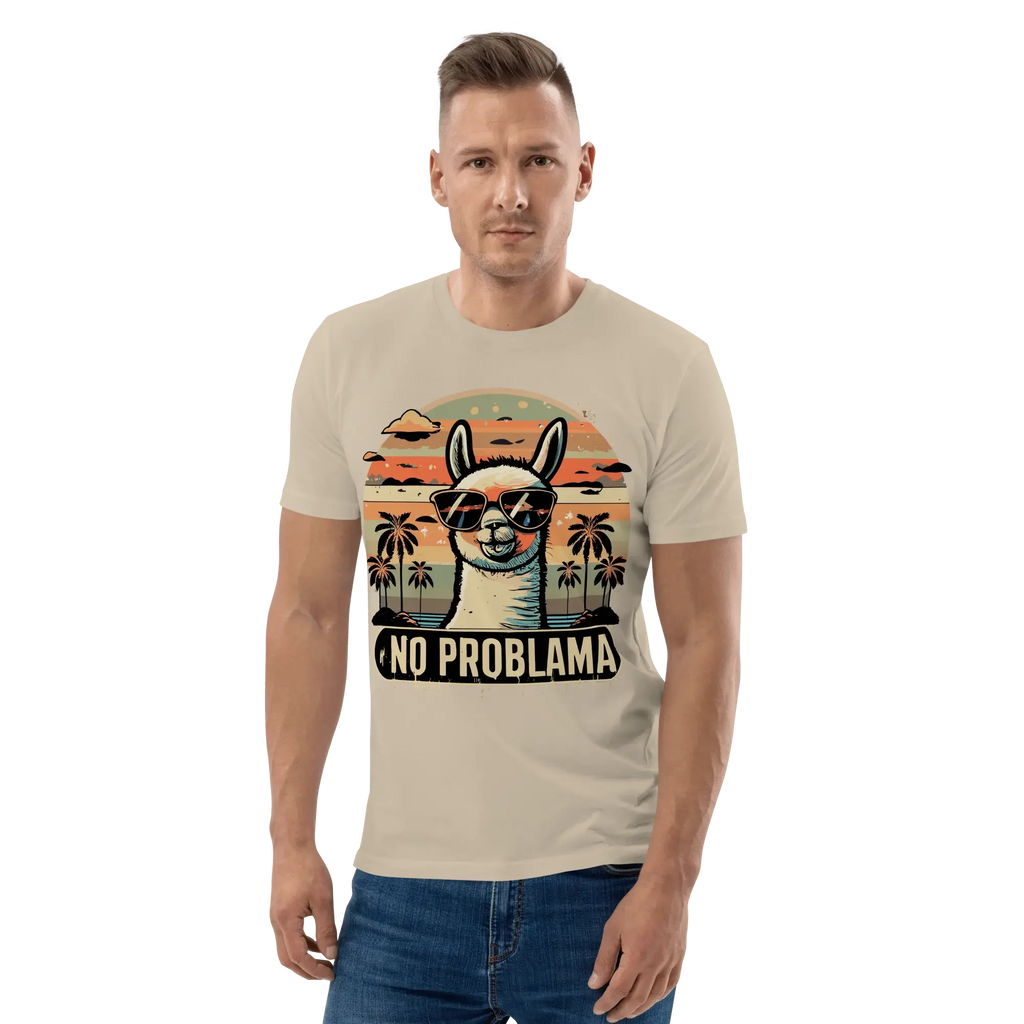 Mann trägt das lustige Lama T-Shirt in Desert Dust für mehr Gelassenheit.
