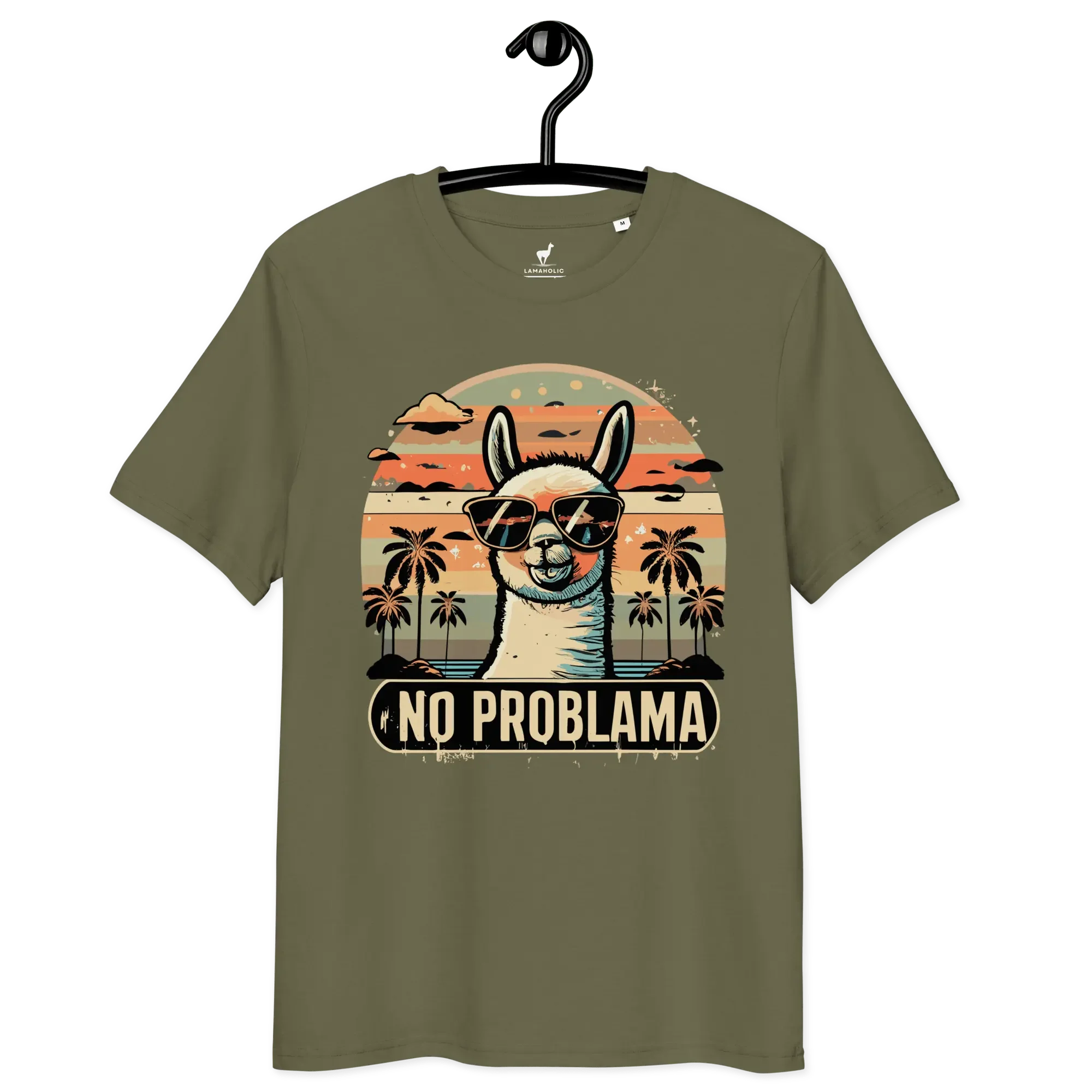 Lustiges Lama T-Shirt in Khaki, professionell auf einem Kleiderbügel präsentiert.