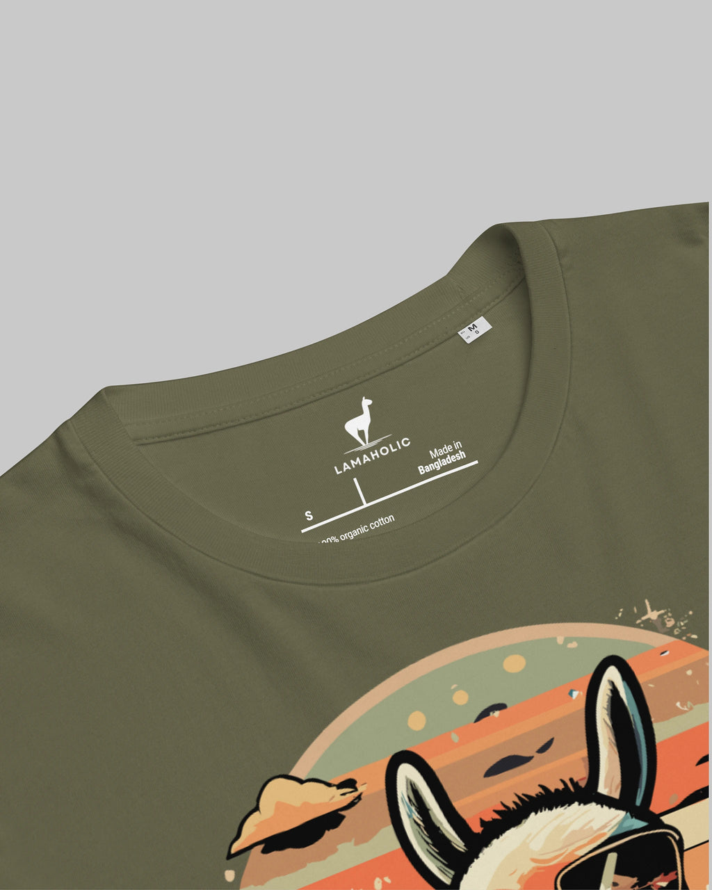 Nahaufnahme des Nackenlabels und der Stoffstruktur des "No Problama" T-Shirts in Khaki.