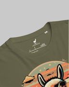 Nahaufnahme des Nackenlabels und der Stoffstruktur des "No Problama" T-Shirts in Khaki.