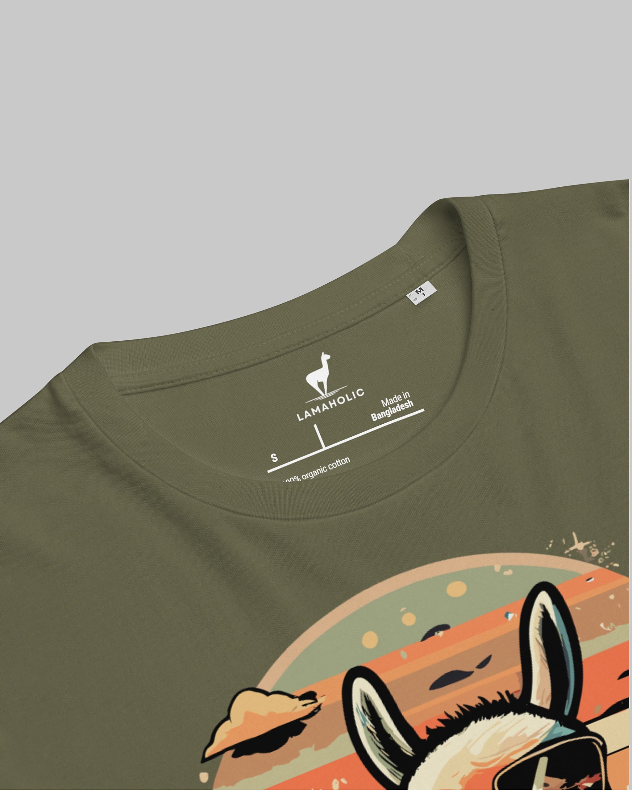 Nahaufnahme des Nackenlabels und der Stoffstruktur des "No Problama" T-Shirts in Khaki.