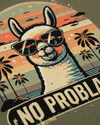 Detailaufnahme des "No Problama" Lama-Drucks auf dem T-Shirt in Khaki.