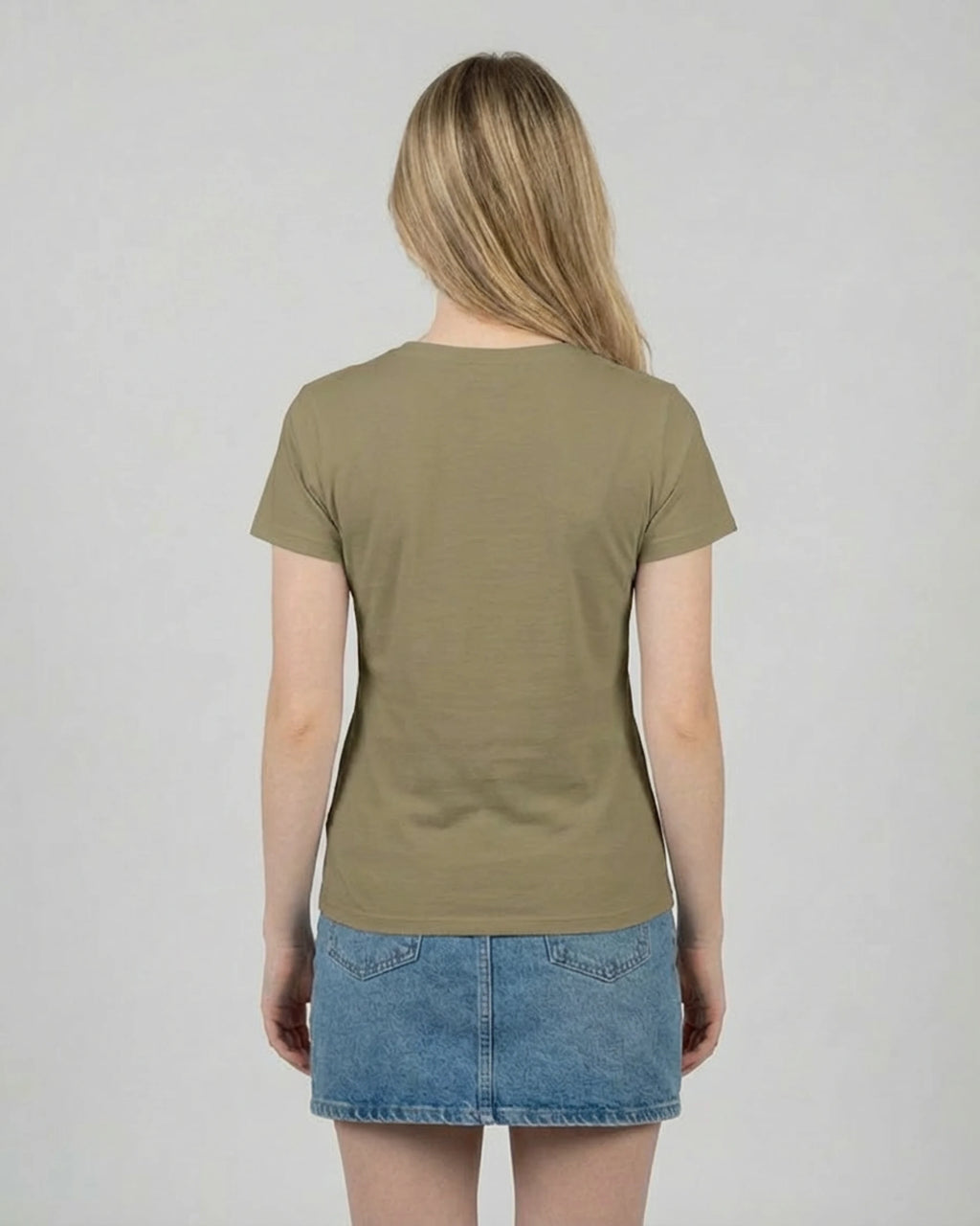Rückansicht des "No Problama" T-Shirts für Damen in Khaki, zeigt den cleanen Rücken und die Passform.
