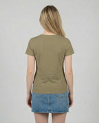 Rückansicht des "No Problama" T-Shirts für Damen in Khaki, zeigt den cleanen Rücken und die Passform.