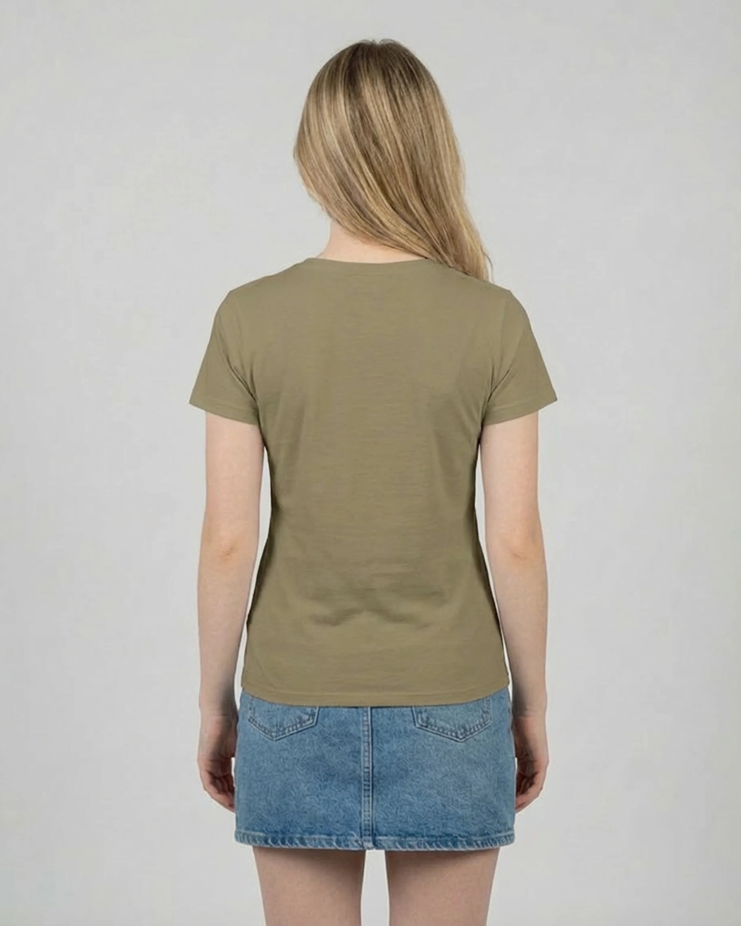 Rückansicht des "No Problama" T-Shirts für Damen in Khaki, zeigt den cleanen Rücken und die Passform.