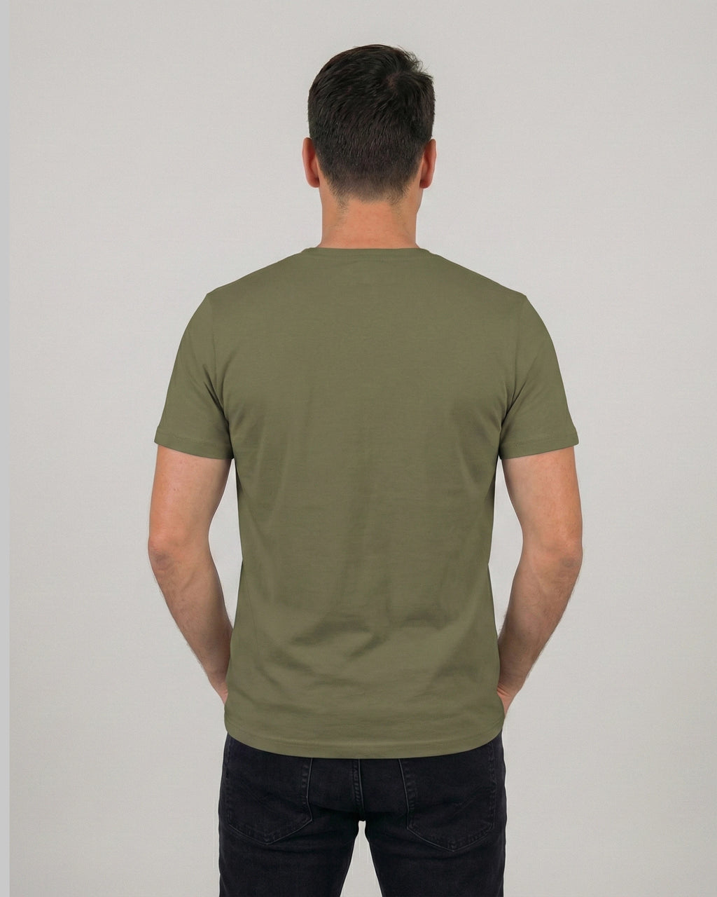 Rückansicht des "No Problama" T-Shirts für Herren in Khaki aus nachhaltiger Bio-Baumwolle.
