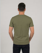 Rückansicht des "No Problama" T-Shirts für Herren in Khaki aus nachhaltiger Bio-Baumwolle.