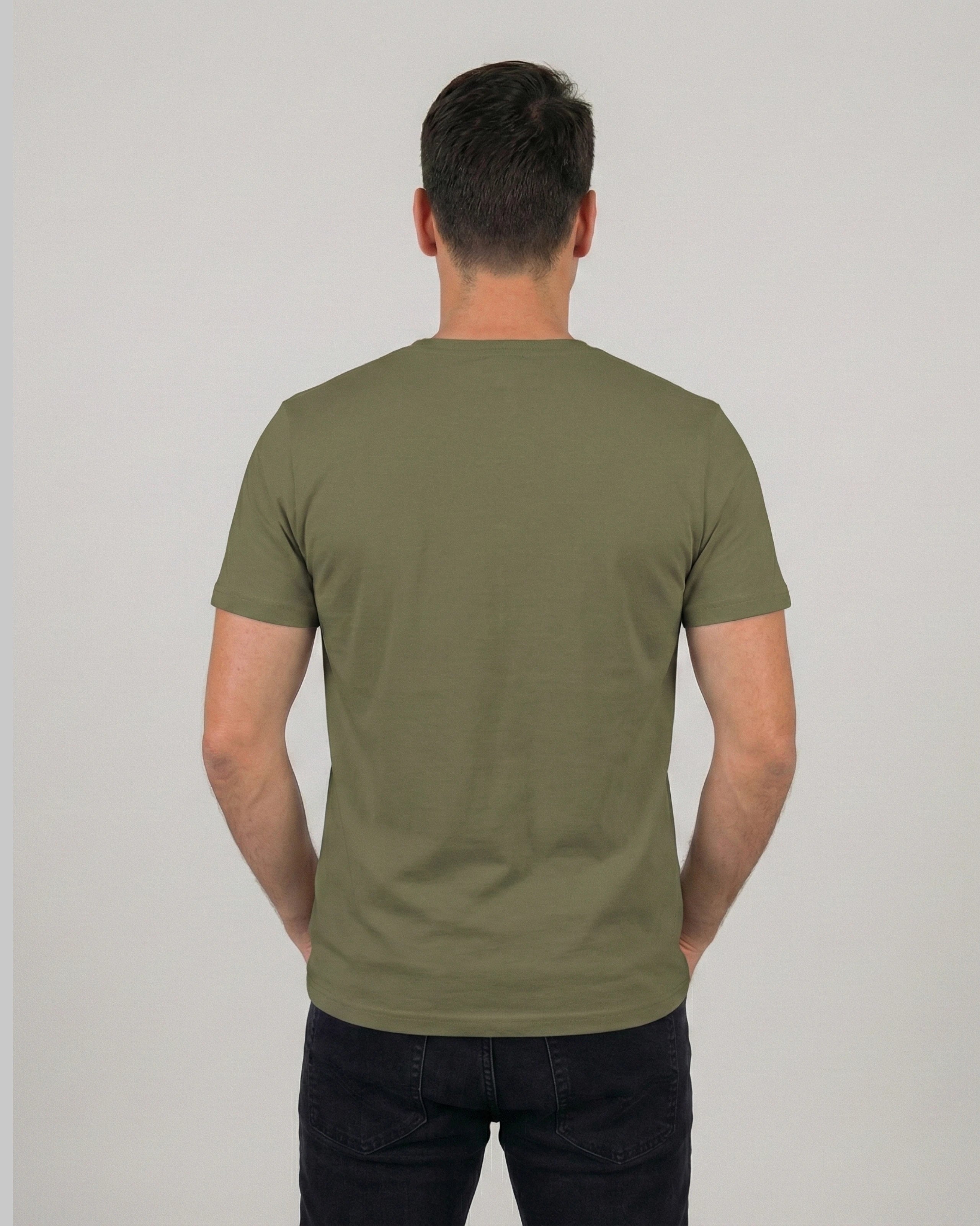 Rückansicht des "No Problama" T-Shirts für Herren in Khaki aus nachhaltiger Bio-Baumwolle.