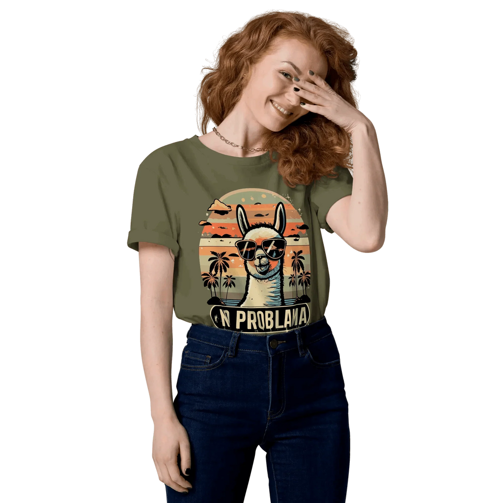 Frau trägt das lustige Lama T-Shirt in Khaki als Statement gegen Stress.