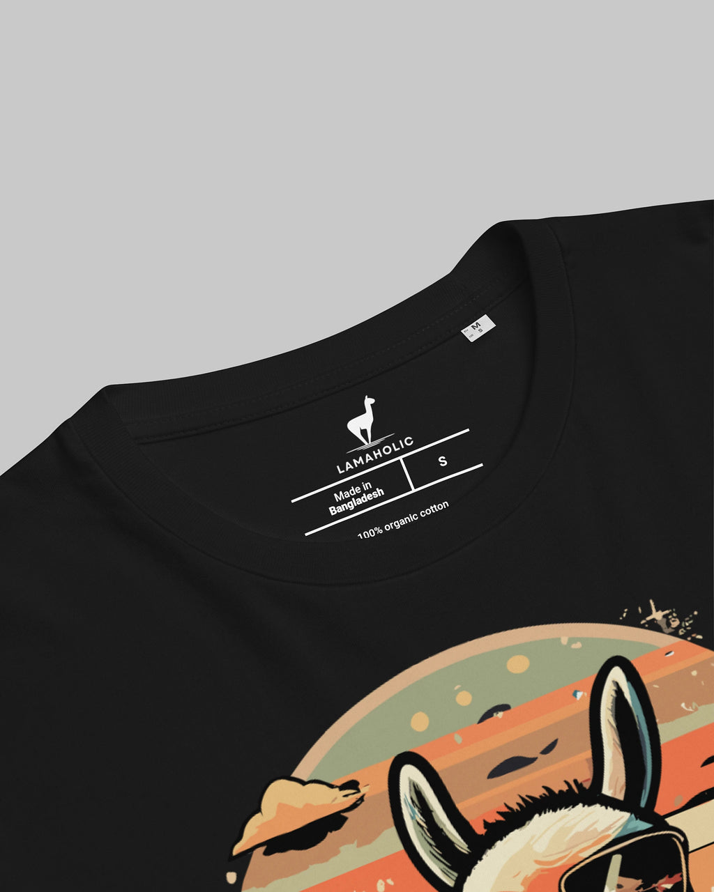 Nahaufnahme des Nackenlabels und der Stoffstruktur des "No Problama" T-Shirts in Schwarz.