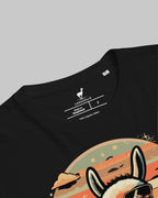 Nahaufnahme des Nackenlabels und der Stoffstruktur des "No Problama" T-Shirts in Schwarz.