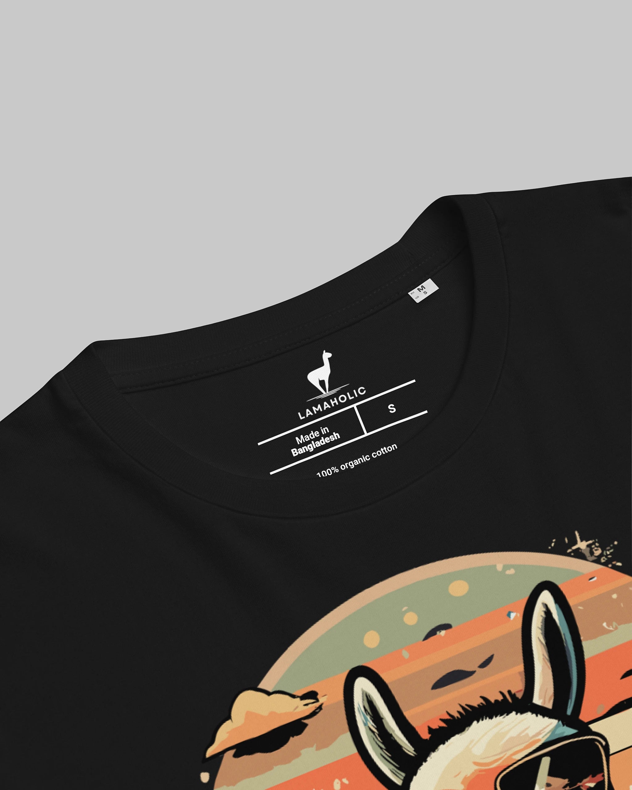 Nahaufnahme des Nackenlabels und der Stoffstruktur des "No Problama" T-Shirts in Schwarz.