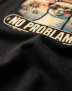 Detailaufnahme des "No Problama" Lama-Drucks auf dem T-Shirt in Schwarz.
