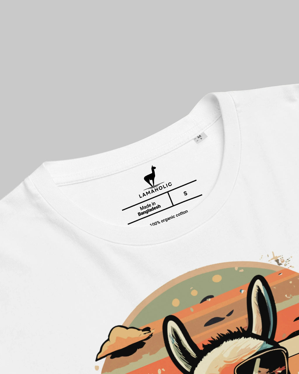 Nahaufnahme des Nackenlabels und der Stoffstruktur des "No Problama" T-Shirts in Weiss.