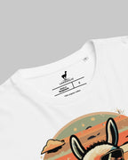 Nahaufnahme des Nackenlabels und der Stoffstruktur des "No Problama" T-Shirts in Weiss.