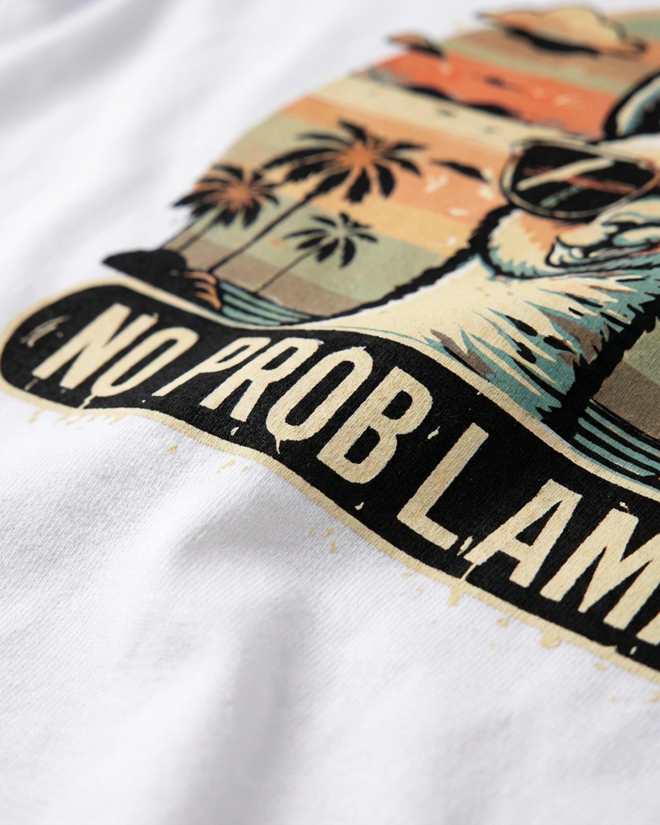 Detailaufnahme des "No Problama" Lama-Drucks auf dem T-Shirt in Weiss.