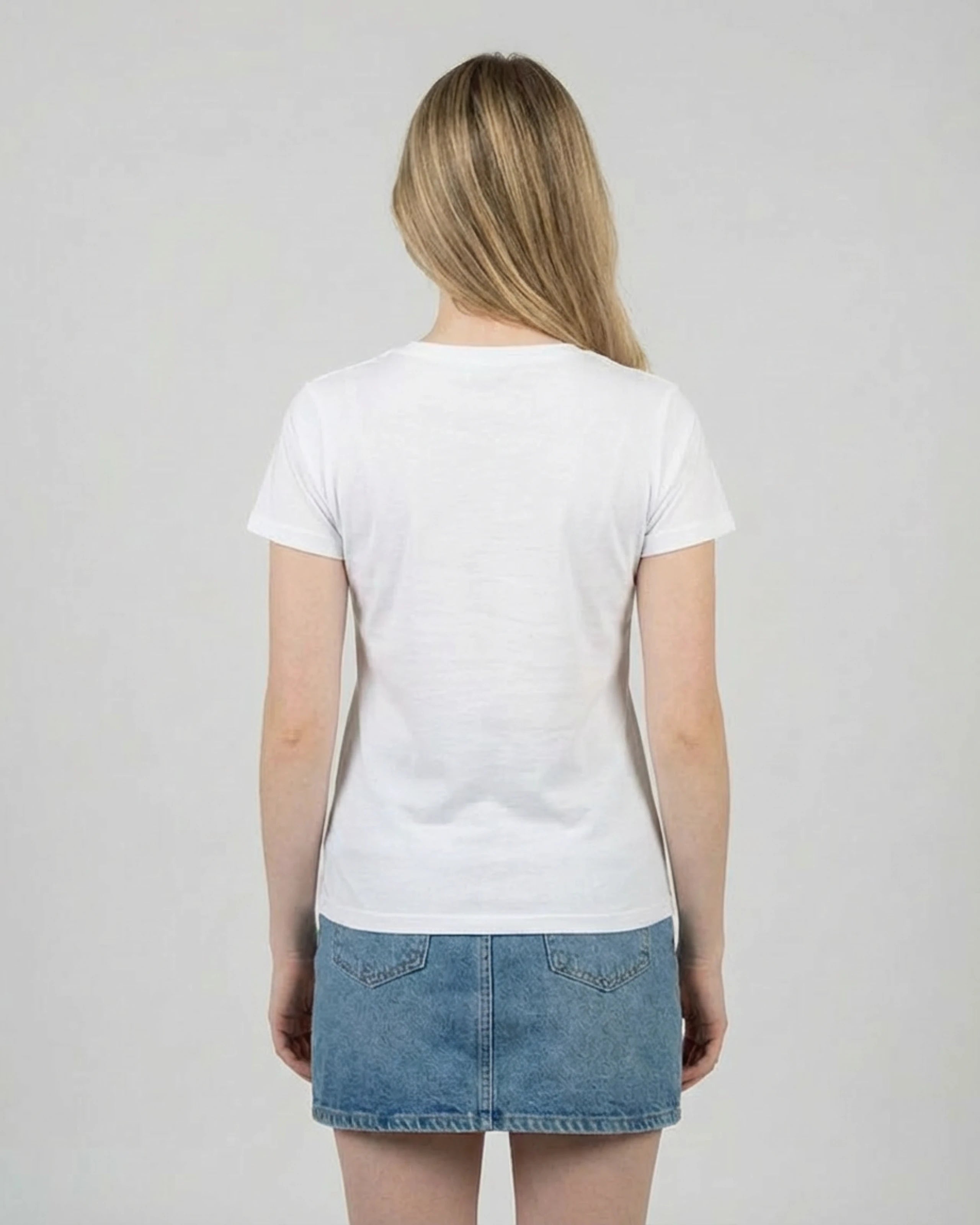 Rückansicht des "No Problama" T-Shirts für Damen in Weiss, zeigt den cleanen Rücken und die Passform.