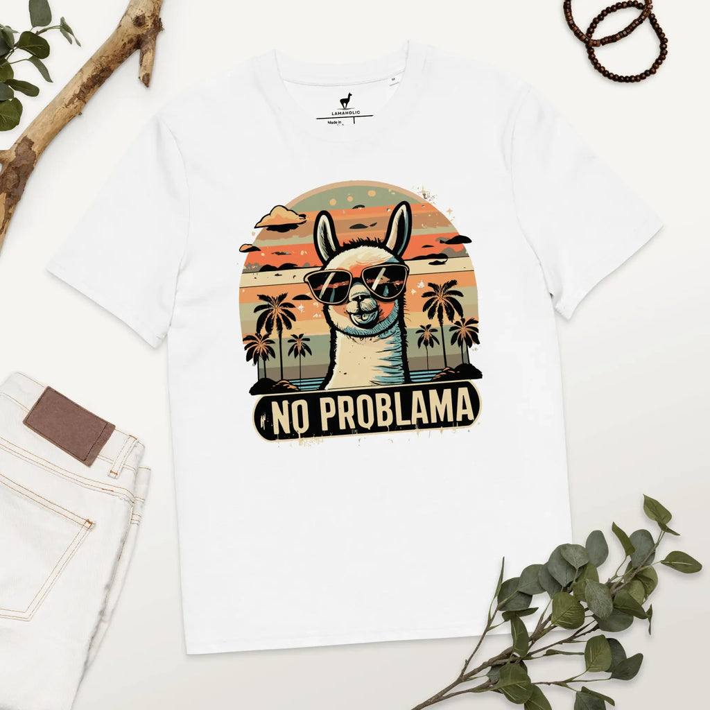 Lustiges Lama T-Shirt in Weiss mit "No Problama" Design, flach liegend auf einem Holztisch.