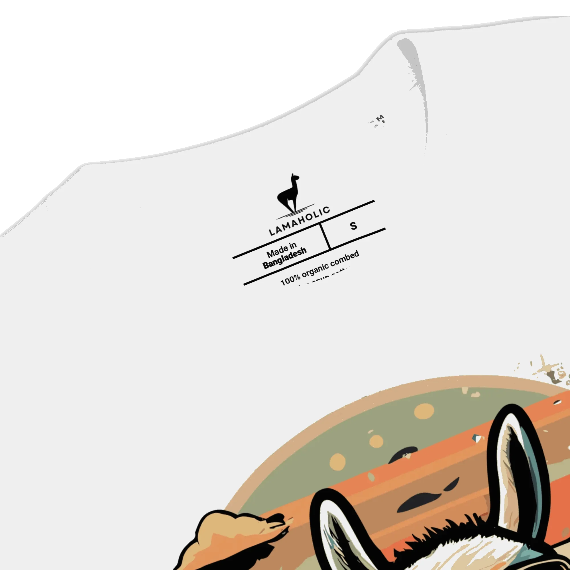 Detailaufnahme des Kragens vom "No Problama" T-Shirt in Weiss mit Marken-Etikett.