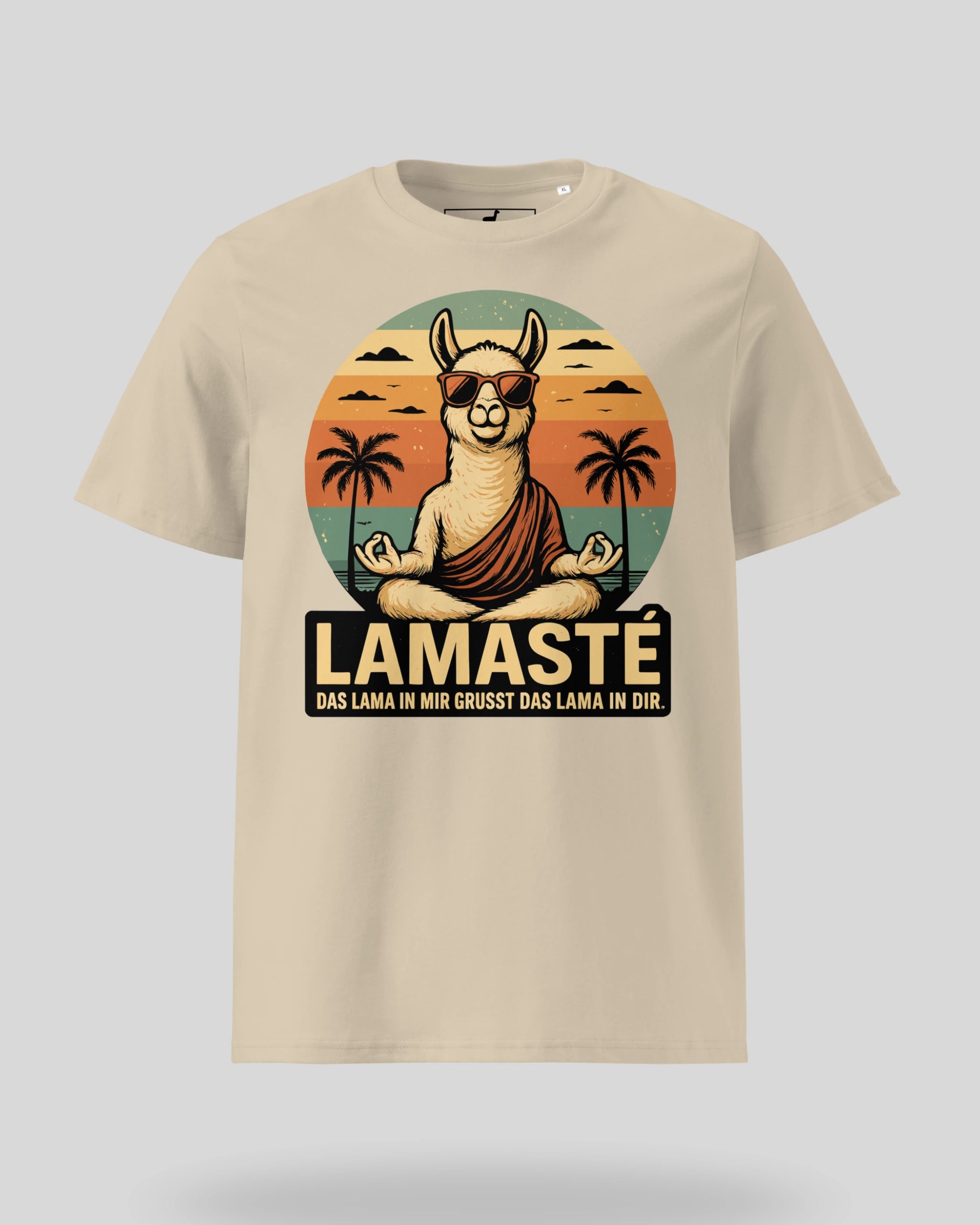 Spirituelles Yoga T-Shirt "Lamaste" in Desert, freigestellte Produktansicht. Nachhaltige Bio-Baumwolle.