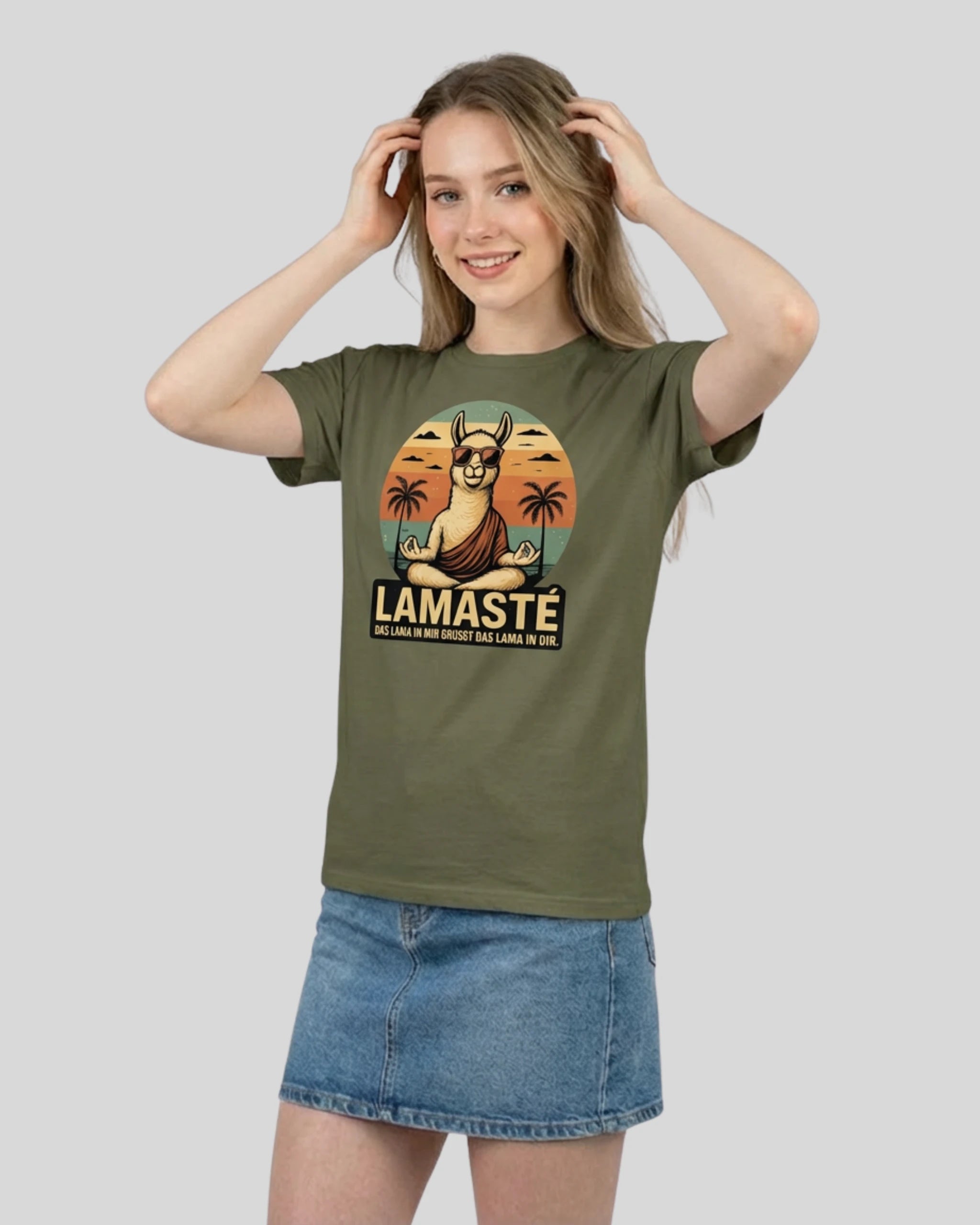 Meditations T-Shirt "Lamaste" für Damen in Khaki, Frontansicht am Model. Zeige deine spirituelle Seite.
