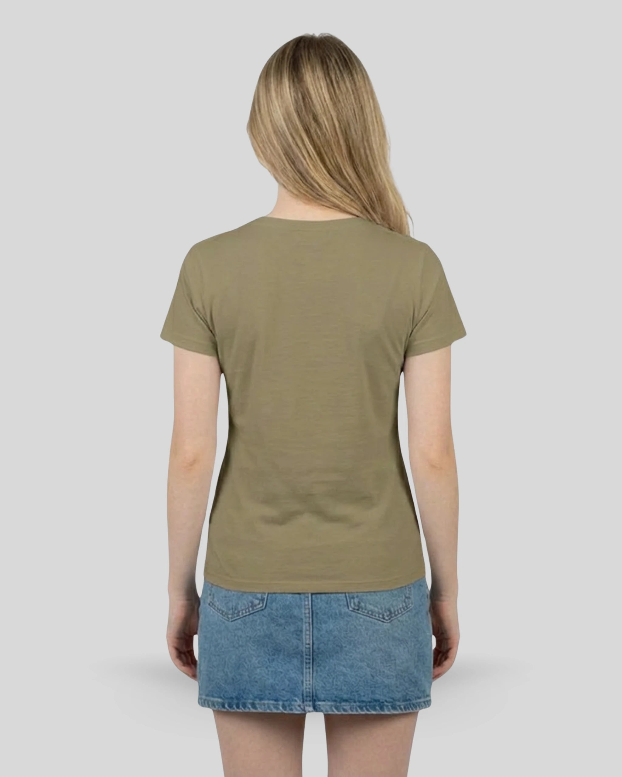 Spirituelles Yoga T-Shirt "Lamaste" für Yoginis in Khaki, Rückenansicht am Model. Nachhaltige Bio-Baumwolle.