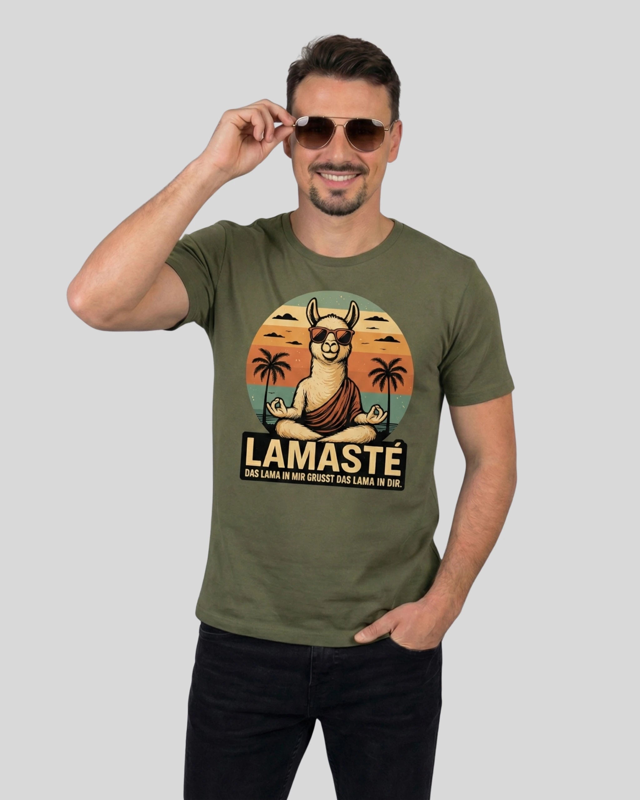 Spirituelles Yoga T-Shirt "Lamaste" für Männer in Khaki, Frontansicht am Model. Nachhaltige Bio-Baumwolle.