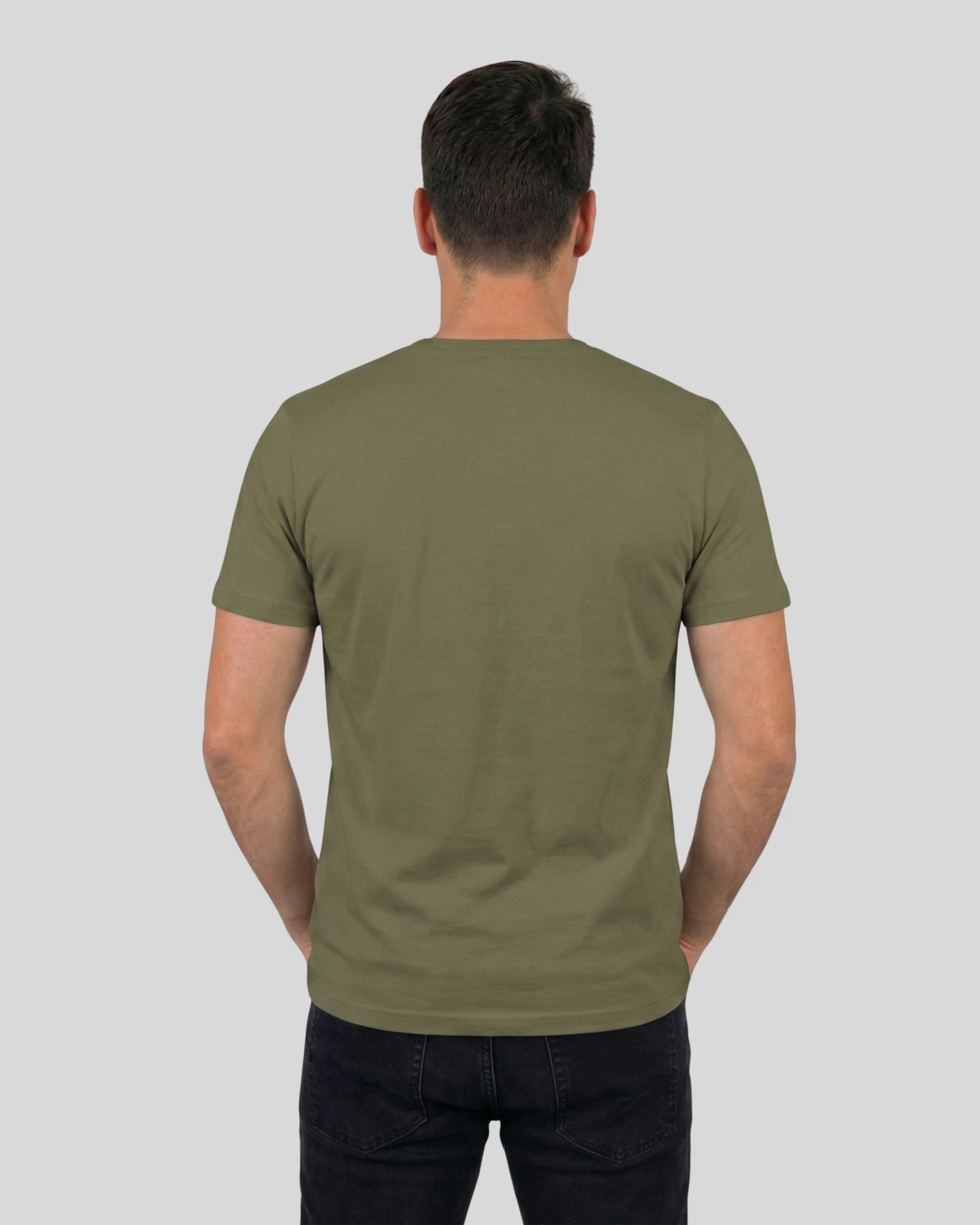 Namaste T-Shirt "Lamaste" für Männer in Khaki, Rückenansicht am Model. Nachhaltige Bio-Baumwolle.
