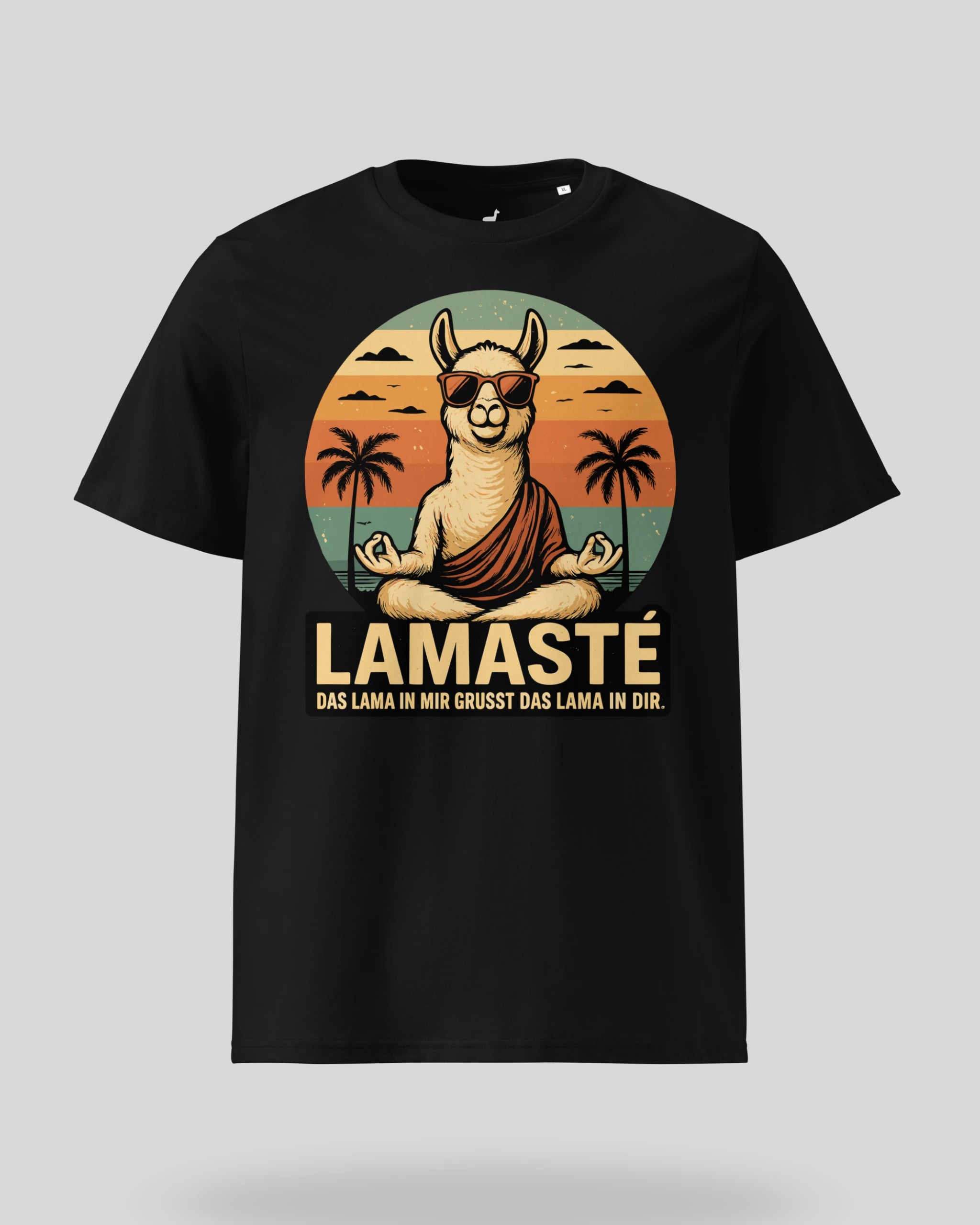 Achtsamkeits T-Shirt "Lamaste" in Schwarz, freigestellte Produktansicht. Ideales Geschenk für Yogis.