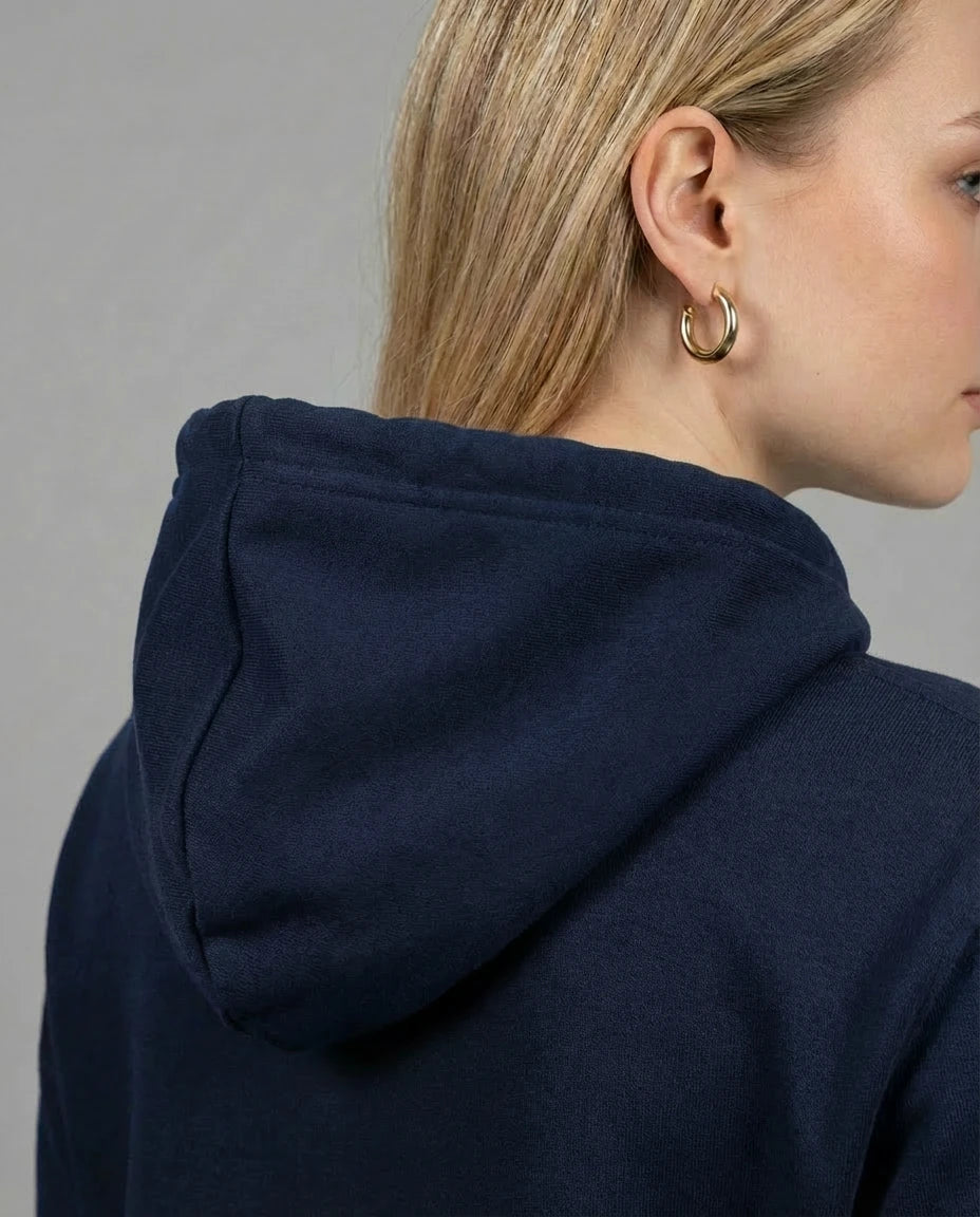 Kapuzendetail des 'Laminator' Hoodies in French Navy. Ein Zeichen für Qualität und Komfort.