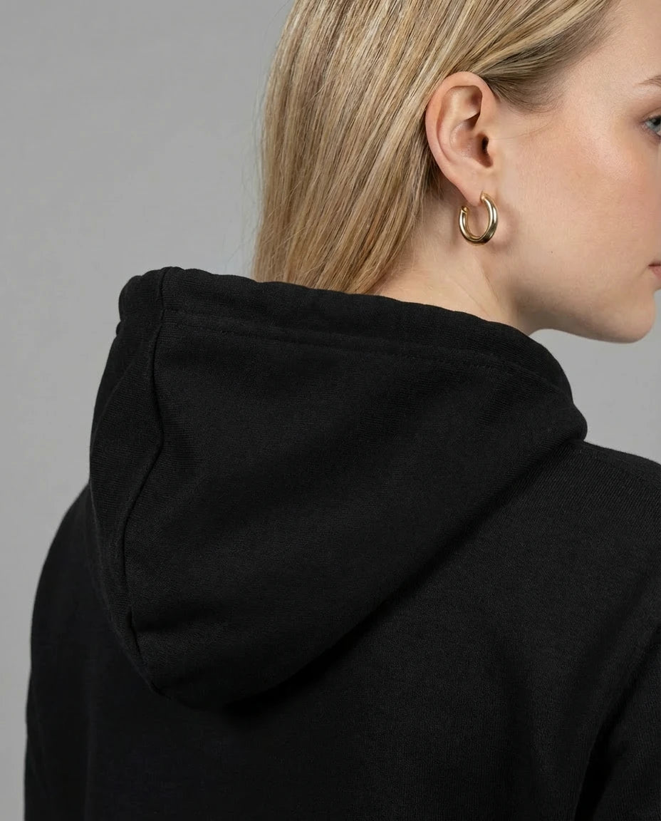 Nahaufnahme der Kapuze des schwarzen 'Laminator' Hoodies. Hochwertige Verarbeitung für langanhaltenden Tragekomfort.