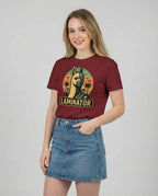 Witziges T-Shirt "Laminator" für Frauen in Burgundi, Frontansicht am Model. IT-Profi Outfit mit Humor.